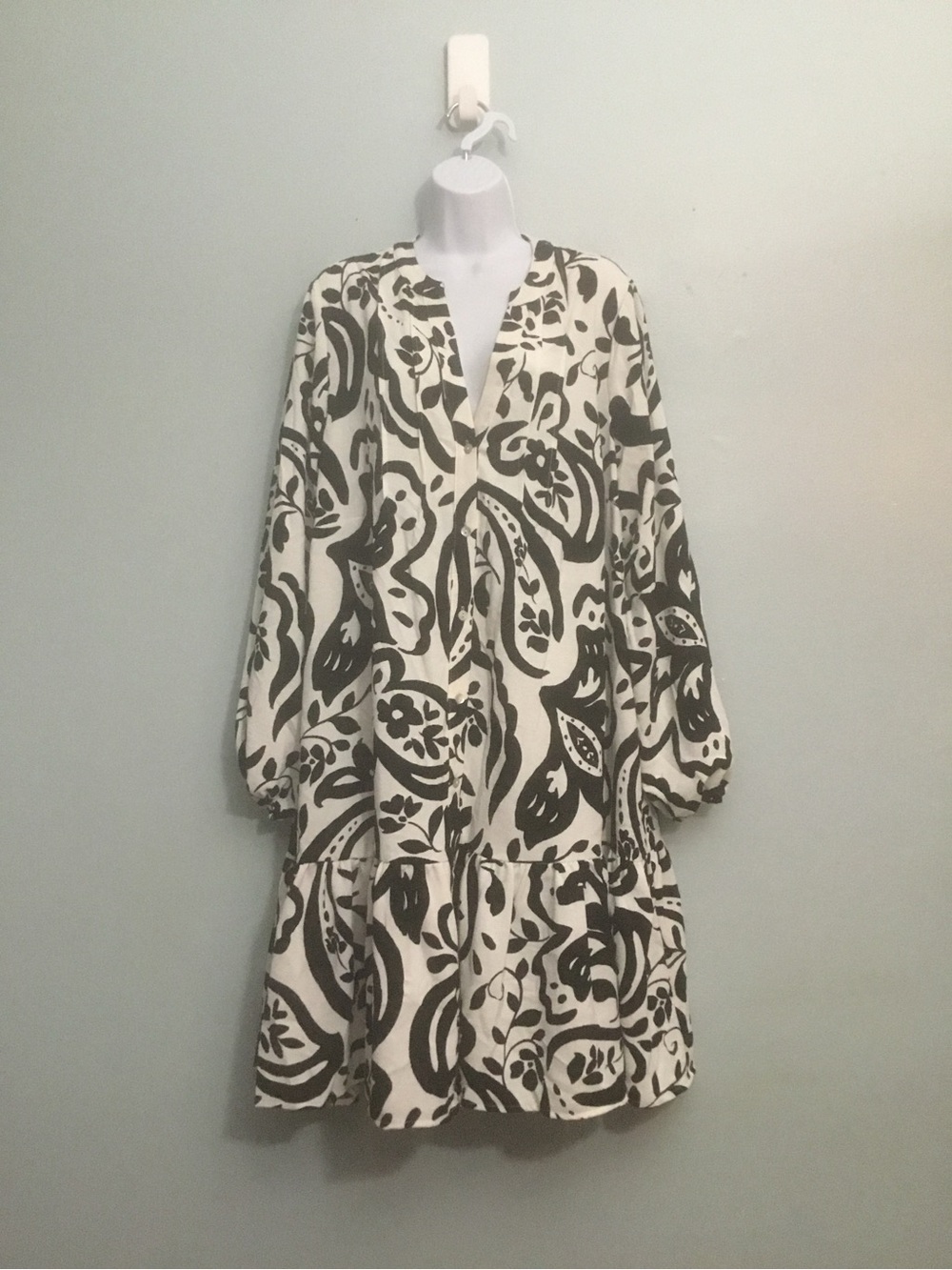 Rachel Zoe Cream and Black Paisley V-Neck Long Sleeve Dress